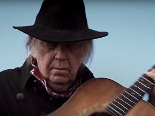 Kijk: Neil Young als cowboy in western
