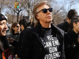 McCartney refereert aan Lennon tijdens wapenprotest