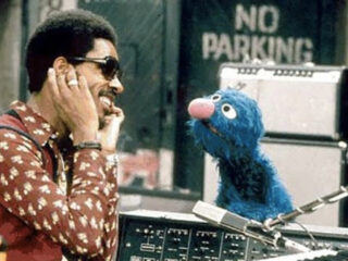 'Superstition' live in Sesamstraat