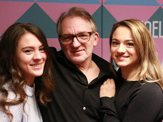 Jeroen presenteert met dochters