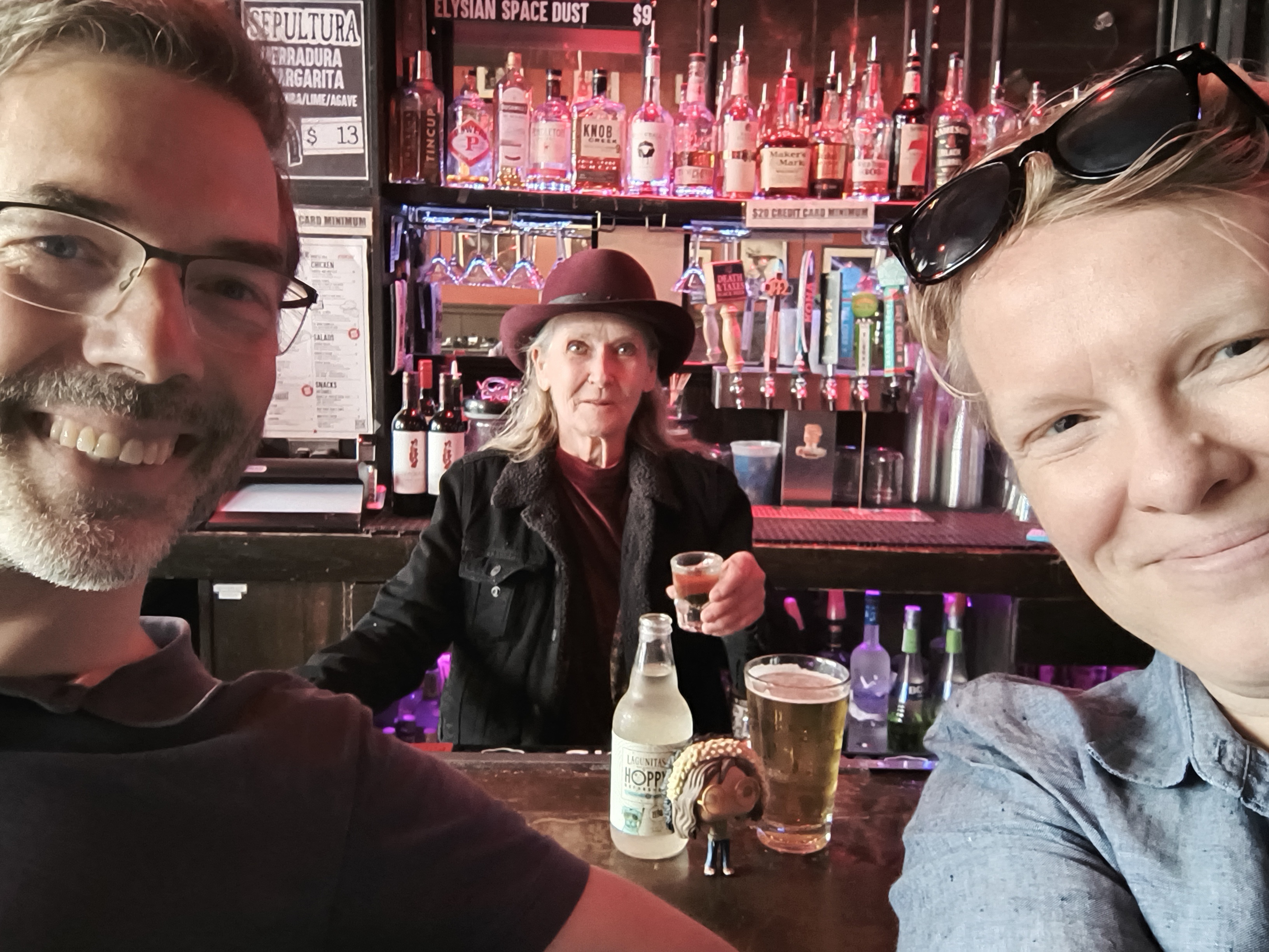 Anne en Wibo met de barvrouw in de achtergrond