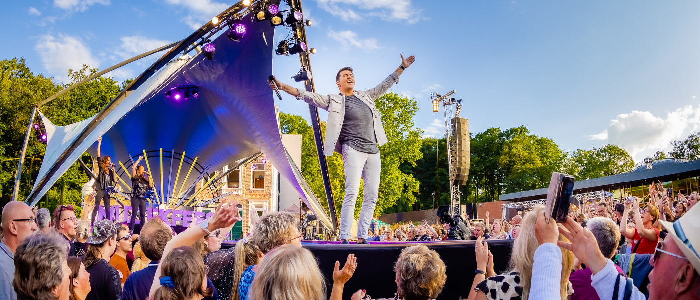 We komen naar Waalwijk en Houten
