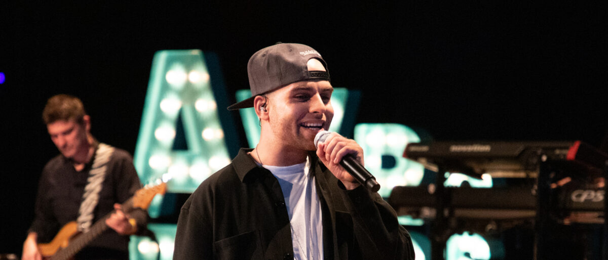 Hansen Tomas zingt vrijdag LIVE bij Marcel in de Morgen!