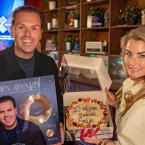 Quido van de Graaf verrast Emilie met gouden plaat!