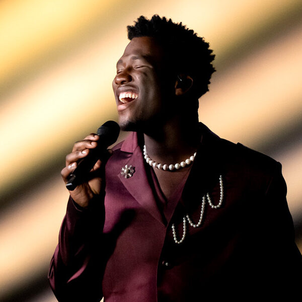 Claude met 'C'est la vie' door naar de finale van het Songfestival