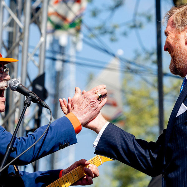 Zien: de koning zingt 'Oerend hard' van Normaal van A tot Z mee!