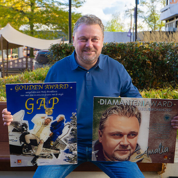 Wesly Bronkhorst ontvangt gouden, platina én diamanten award