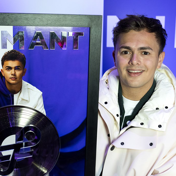 Flemming krijgt als eerste artiest in Nederland een diamanten plaat