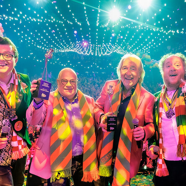 De Deurzakkers ontvangen de AVROTROS Carnaval Oeuvre Award