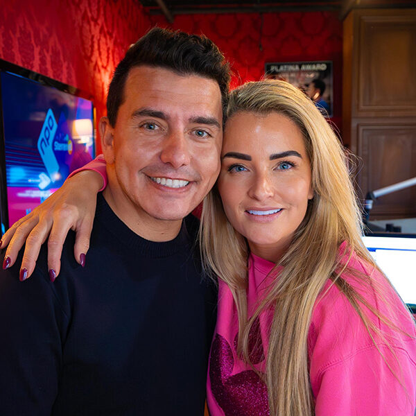 ZIEN: Jan Smit vraagt Emilie om 'Happy new year' samen te zingen tijdens het Muziekfeest van het Jaar