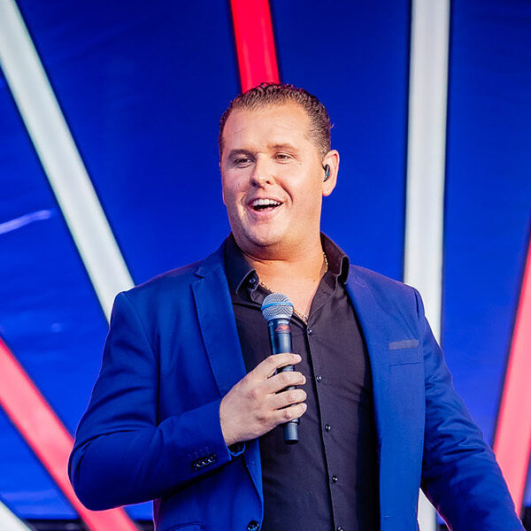 John West verrast met platina plaat voor 'Jouw blik'