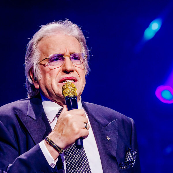 Lee Towers breekt zijn heup en moet revalideren