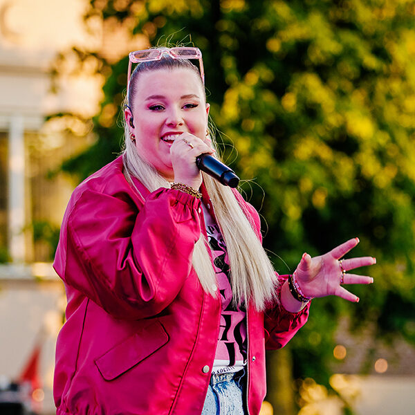 Senna: "Ik zou wel een liedje voor René Karst willen schrijven"