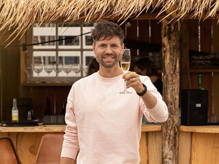 Simon Keizer opent beachclub in Volendam