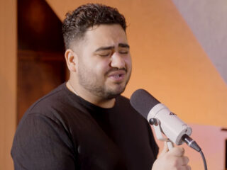 Ammar zingt een akoestische versie van ‘Geef toch mijn leven terug aan mij’