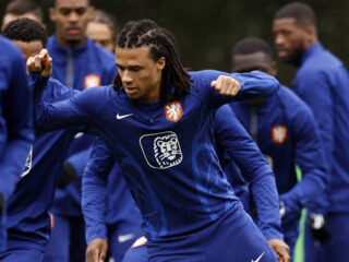 Andy van der Meijde: "We spelen tegen de plaatselijke bakker en postbode vanavond!" Item