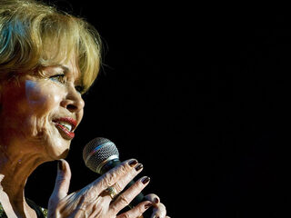 Anneke Grönloh krijgt een bronzen borstbeeld in Schouwburg Den Haag