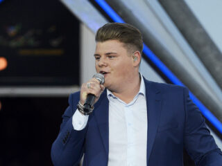 Deze bekende volkszanger wordt weer vader