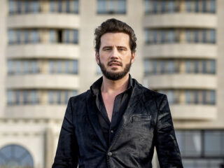 Bouke maakt indruk met reis naar de roots van 'King of Rock and Roll' Elvis