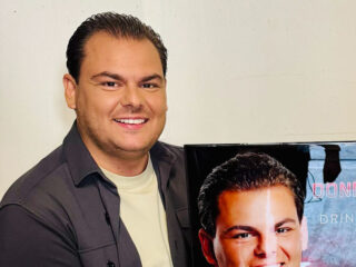 Donny Ponsen ontvangt Platina Award voor ‘Drink rode wijn’