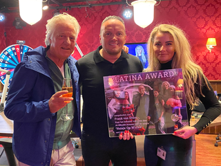 Frank van Etten ontvangt Platina award voor 'Huisje op wielen'