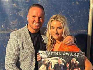 Frank van Etten verrast Emilie met platina plaat!