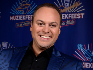 Frans Bauer in duet met 'Zwarte Cross-fenomeen' Tante Rikie