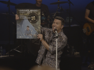 Jan Smit verrast met een gouden plaat tijdens zijn theatershow