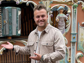 Gino Graus hoort zijn eigen nummer op een draaiorgel