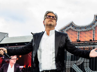 Guus Meeuwis ontvangt Erepenning van de gemeente Tilburg