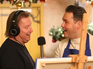 Jan en Corné proeven de sfeer tijdens de schildercursus in het Ho-ho-ho Hotel