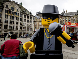 Nieuw LEGO-beeld van André Hazes geplaatst op de Dam in Amsterdam