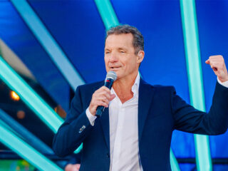 John de Bever krijgt dubbel platina award voor 'Jij krijgt die lach niet van mijn gezicht'