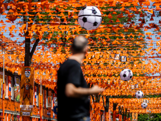 Oranjestraat klaar voor WK, ondanks discussie over versiering