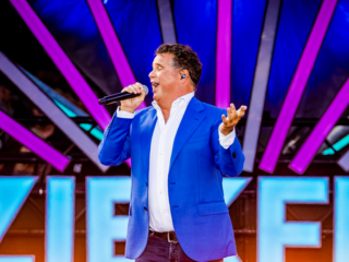 Het Showbizz Journaal met Nick en Simon, Kelly van der Veer en de Familie Kroes