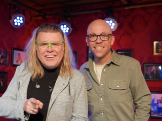 René Karst maakt er een feestje van in de studio