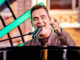 Jeroen van der Boom heeft de Sterren NL Paradeplaat in handen: "Enorm blij"