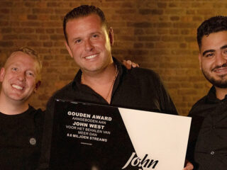 John West verrast met gouden plaat voor 'Wit zwart'