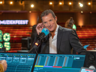 Geen enkele BN'er is veilig voor John de Bever: "Hij zoekt ze allemaal op"