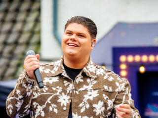 Justen de Wildt ontvangt gouden plaat voor hit Cheerio!