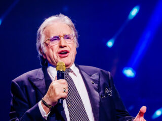 Lee Towers krijgt eigen wijn