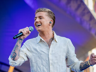 Primeur! Zo klinkt de nieuwe single van Mart Hoogkamer