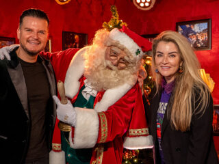 Mike Peterson straalt op het Sterren NL-podium in de radiostudio