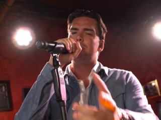 Yves Berendse zingt zijn nieuwe single live in de studio