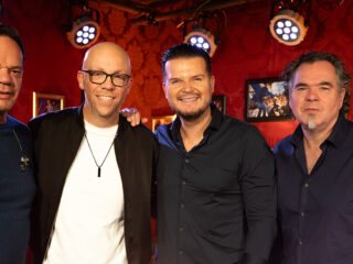 Bekijk hier het liveoptreden van 'Samen zijn we één' van Mike Peterson