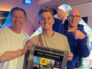 Mart Hoogkamer verrast met Gouden Plaat voor album 'Tot nu toe'