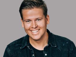 Sven Versteeg heeft met 'Zien' de eerste Paradeplaat van 2023 in handen!