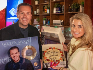 Quido van de Graaf verrast Emilie met gouden plaat!