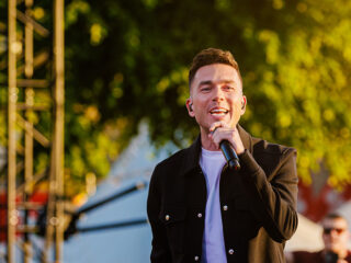 Raymon Hermans verrast met Gouden Plaat voor album 'M'n Favoriet'