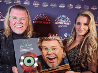 Rene Karst ontvangt platina plaat voor 'Atje voor de sfeer'